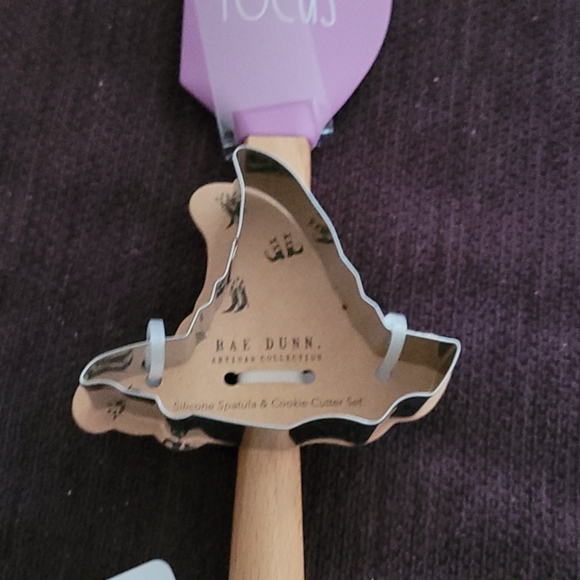 RAE DUNN HALLOWEEN SET OF 2 SPATUALS WITH COOKIE CUTTERS - Picture 4 of 4